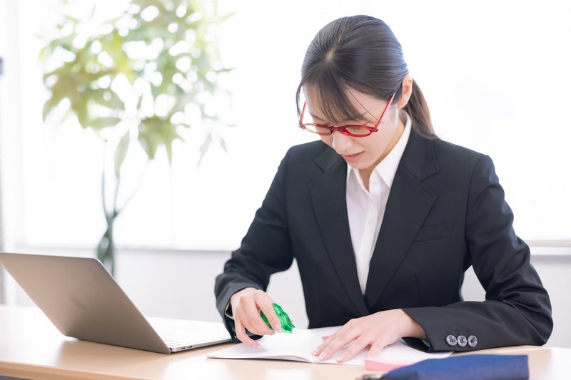 日本人女性の書類確認