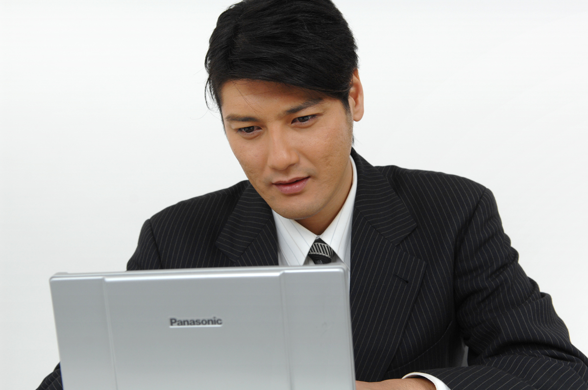 日本人ビジネスマンのデスクワーク